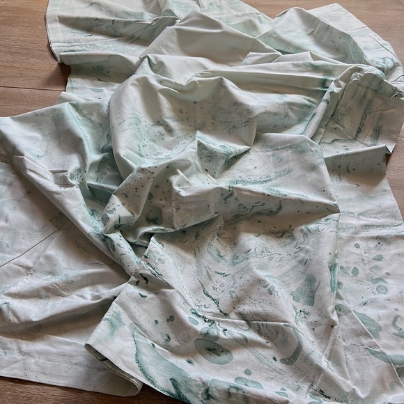 Crate & Barrrel Tablecloth Marbled Aqua Green 60x90in - Picture 4 of 6